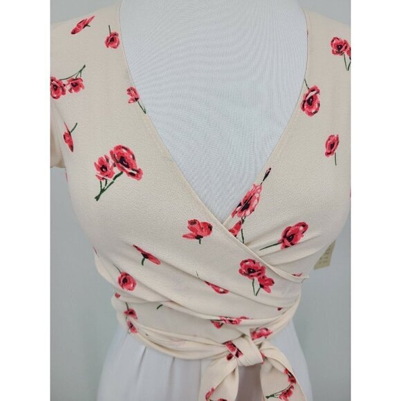 New Flynn Skye That's a Wrap Crop Wrap Top Womens L Red Floral Rayon - Picture 2 of 8